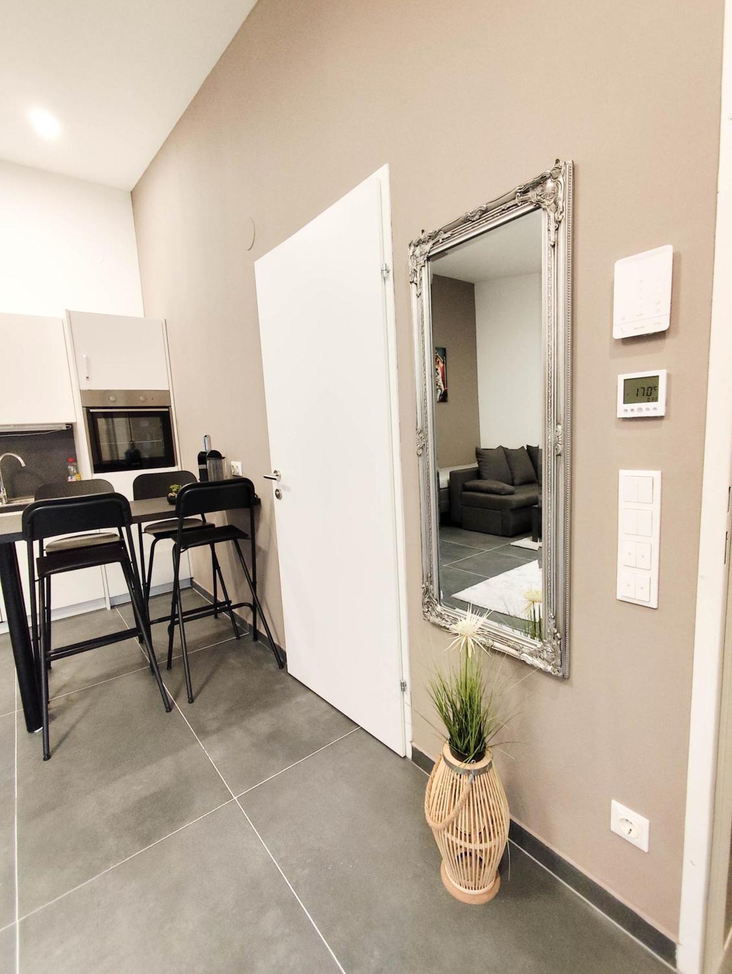 Cozy Apartments In Central Location With Free Parking Wina Bagian luar foto
